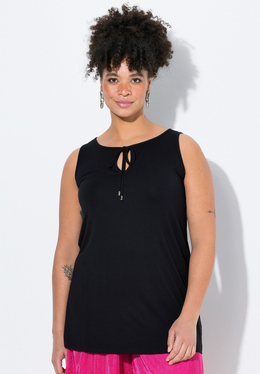 Топ AUSSCHNITT MIT SCHLITZ UND BAND MIAMODA, черный
Топ AUSSCHNITT MIT SCHLITZ UND BAND MIAMODA, черный