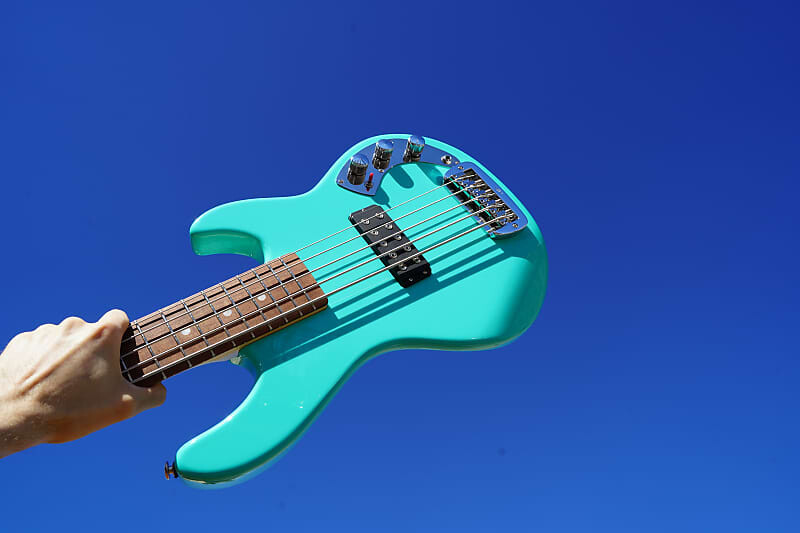 Басс гитара G&L USA Series 750 CLF-Research L-1000 Turquoise/163 5-String Electric Bass Guitar
Басс гитара G&L USA Series 750 CLF-Research L-1000 Turquoise/163 5-String Electric Bass Guitar