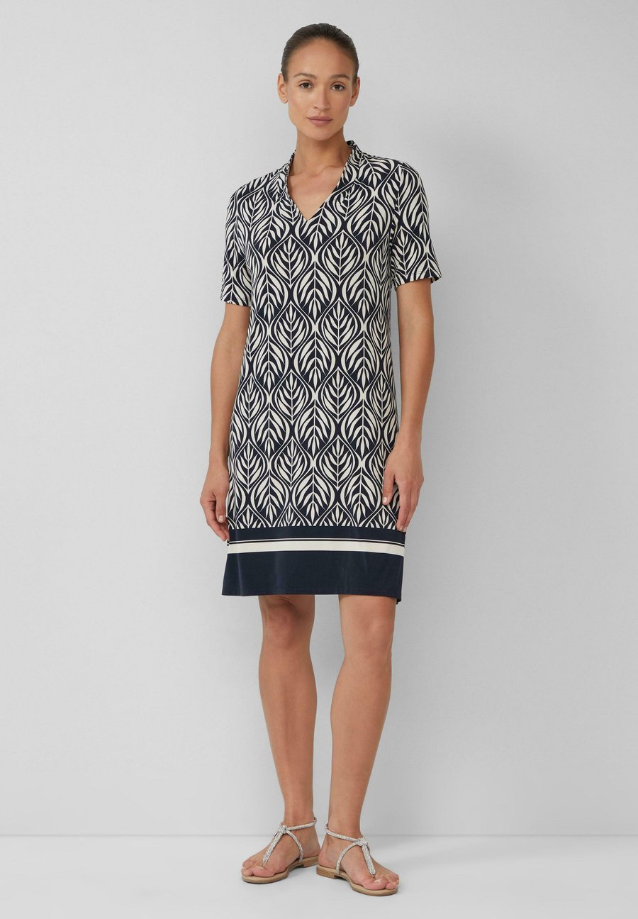 Платье s.Oliver BLACK LABEL MIT V-AUSSCHNITT, Navy/Dark Blue
Платье s.Oliver BLACK LABEL MIT V-AUSSCHNITT, Navy/Dark Blue