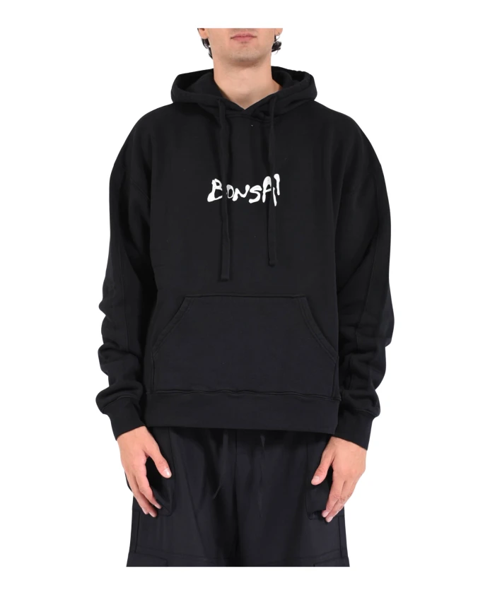 Худи с графическим принтом и карманом-кенгуру. Bonsai, черный
Худи с графическим принтом и карманом-кенгуру. Bonsai, черный