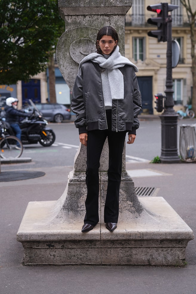 Элегантные расклешенные брюки H&M, черный
Элегантные расклешенные брюки H&M, черный