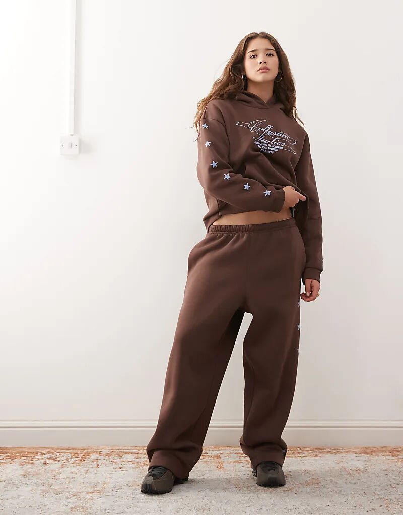 Спортивные брюки COLLUSION со звездным логотипом в шоколадном цвете
Спортивные брюки COLLUSION со звездным логотипом в шоколадном цвете