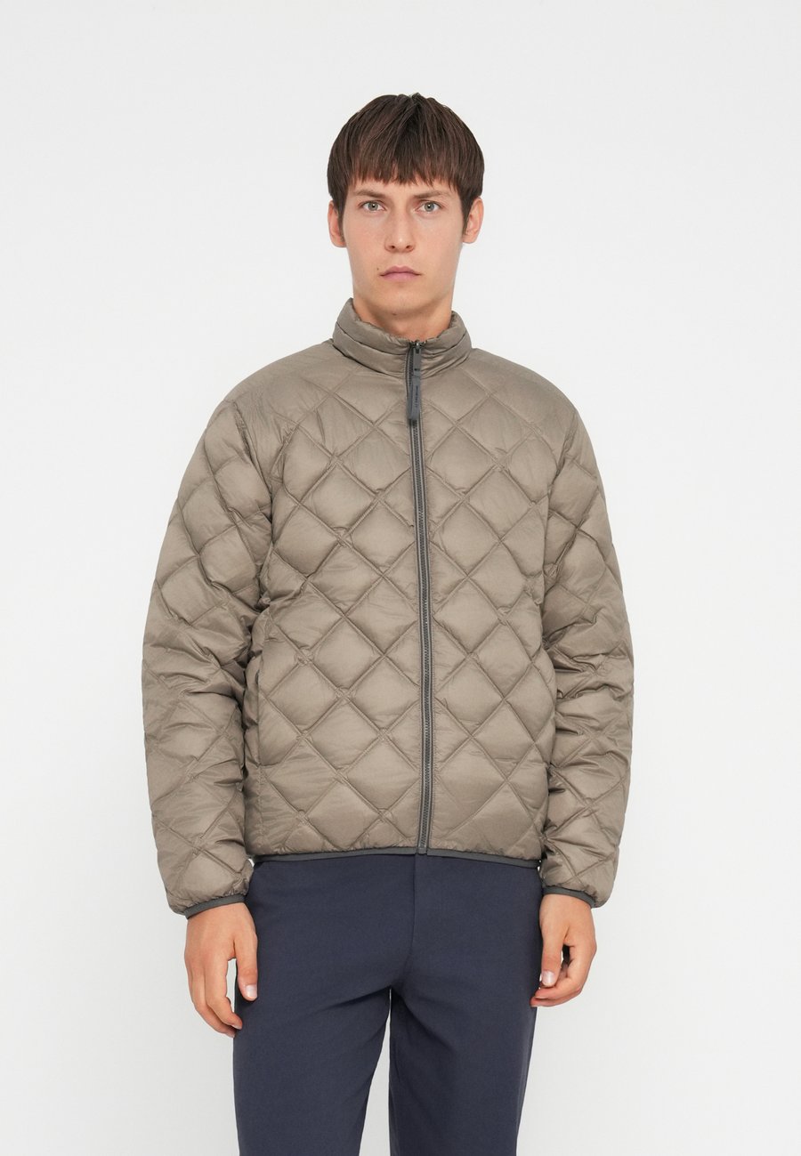 Куртка Jack & Jones PREMIUM JPRCCJAKE QUILTED REVERSIBLE JACKET, Volcanic Ash/Black
Куртка Jack & Jones PREMIUM JPRCCJAKE QUILTED REVERSIBLE JACKET, Volcanic Ash/Black