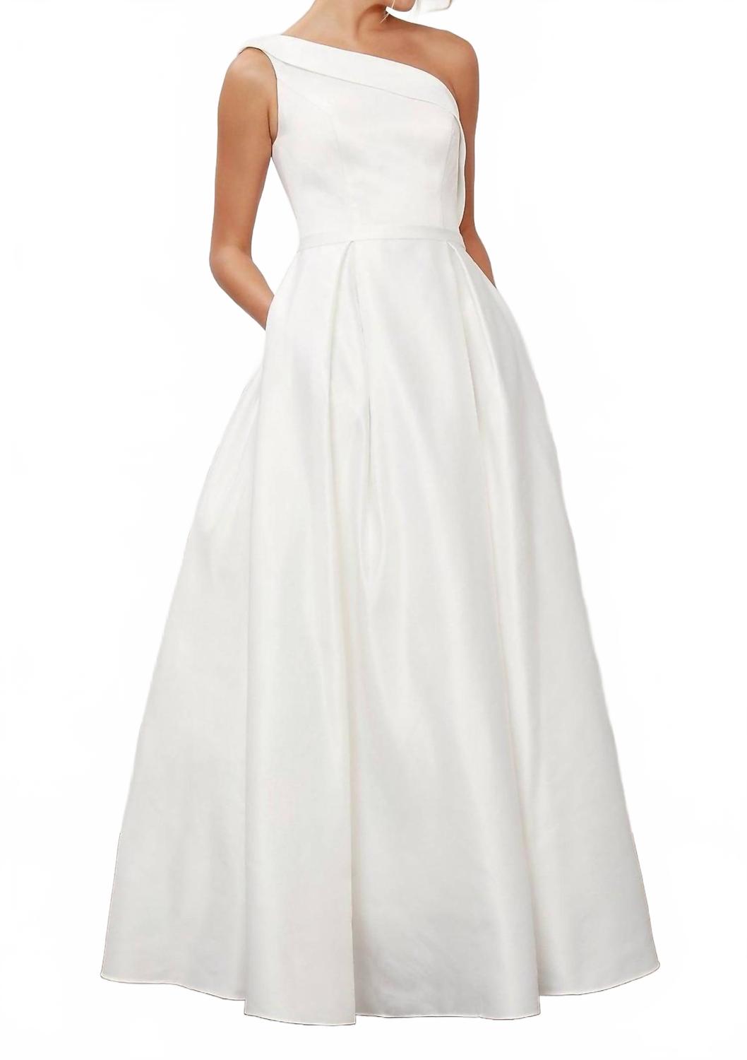 Белое длинное вечернее платье с одним плечом Nox Anabel
Белое длинное вечернее платье с одним плечом Nox Anabel