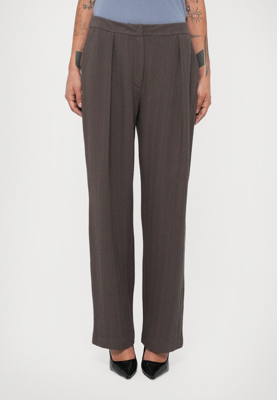 Брюки Emporio Armani Trousers, Brown/Mottled Anthracite
Брюки Emporio Armani Trousers, Brown/Mottled Anthracite