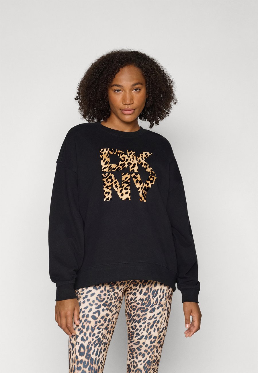 Толстовка DKNY NEW YORK STACKED ANIMAL PRINT LOGO CREW NECK PULLOVER, Black/Whiskey/Black
Толстовка DKNY NEW YORK STACKED ANIMAL PRINT LOGO CREW NECK PULLOVER, Black/Whiskey/Black