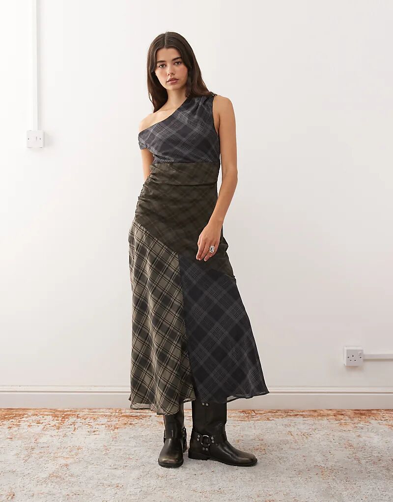 Платье миди Reclaimed Vintage с открытыми плечами и разрезом сбоку в сшитую сине-зеленую клетку
Платье миди Reclaimed Vintage с открытыми плечами и разрезом сбоку в сшитую сине-зеленую клетку