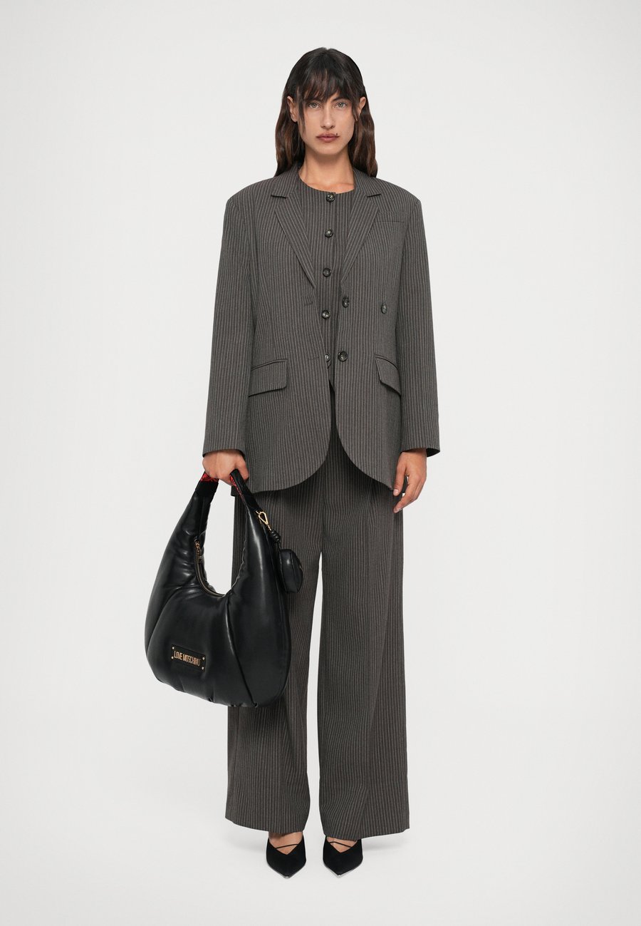 Сумка Love Moschino PUFFY LOGO, Black/Red/Black
Сумка Love Moschino PUFFY LOGO, Black/Red/Black