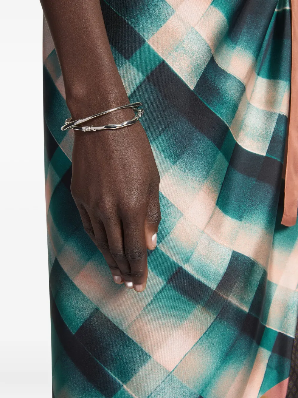 Комплект из двух браслетов Dries Van Noten, серебряный
Комплект из двух браслетов Dries Van Noten, серебряный