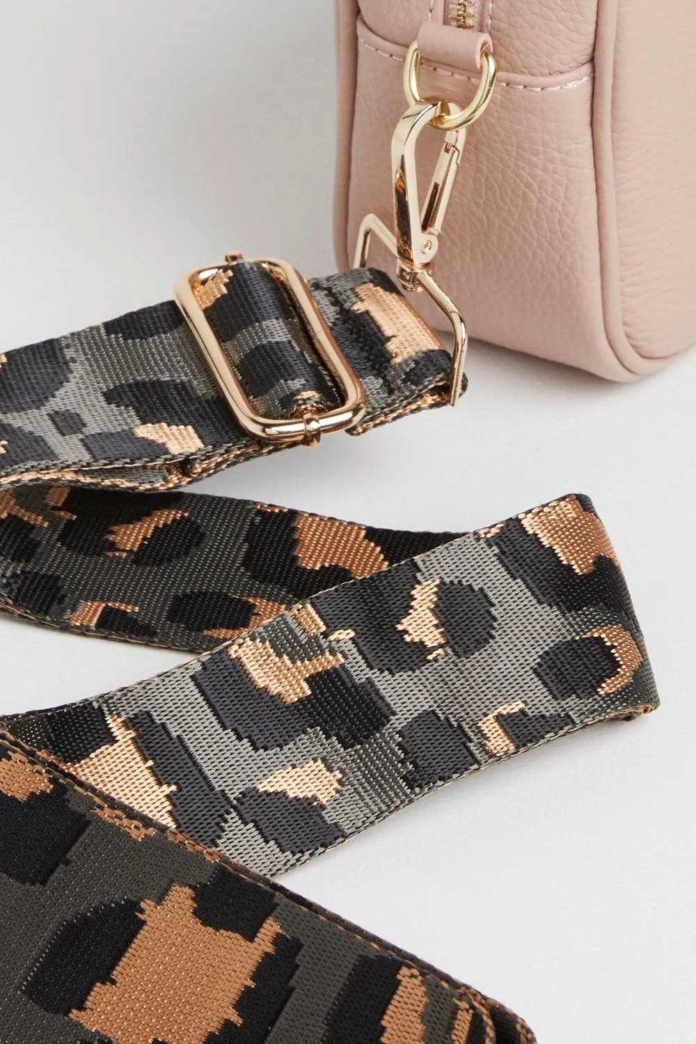 Сумка через плечо Verona с кисточками и темным леопардовым ремешком Betsy & Floss, розовый
Сумка через плечо Verona с кисточками и темным леопардовым ремешком Betsy & Floss, розовый