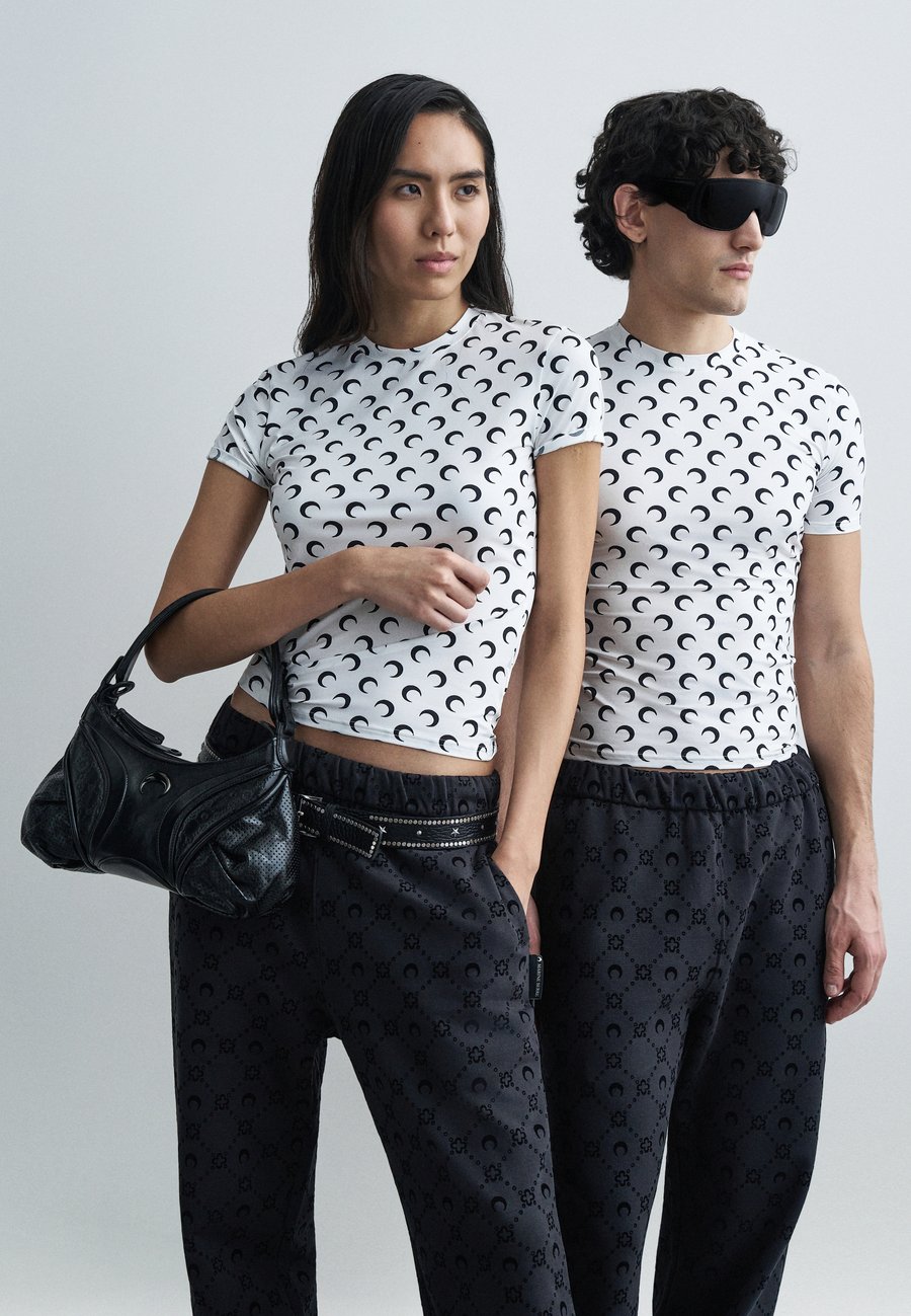 Футболка MARINE SERRE MOON PRINTED CREW NECK UNISEX, Optical White/White
Футболка MARINE SERRE MOON PRINTED CREW NECK UNISEX, Optical White/White