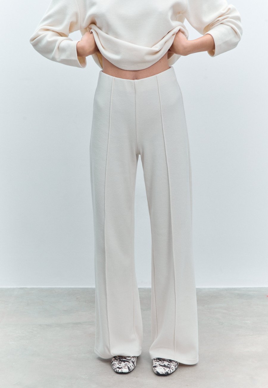 Брюки Stradivarius WITH SEAM DETAIL , White
Брюки Stradivarius WITH SEAM DETAIL , White