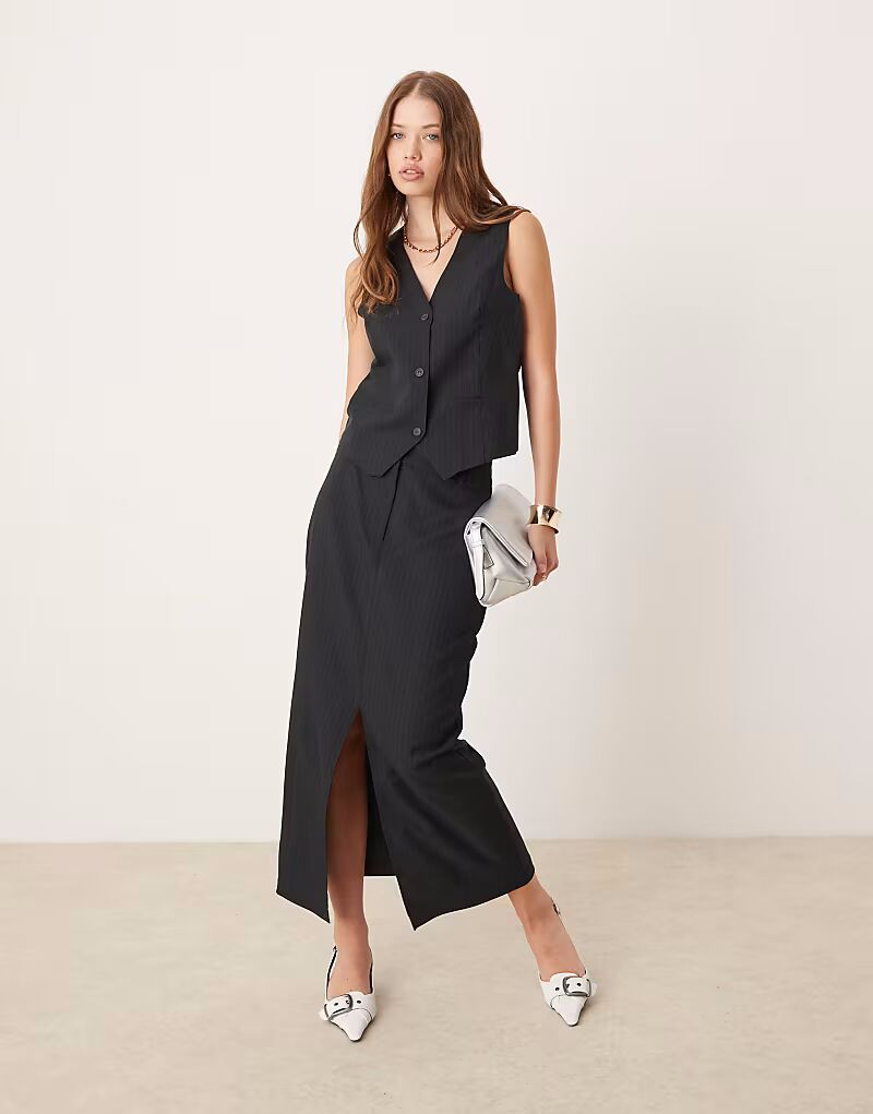 Юбка миди JDY с разрезом, темно-синяя в тонкую полоску
Юбка миди JDY с разрезом, темно-синяя в тонкую полоску