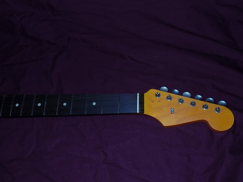 Реликтовый винтаж 1950-х годов 9.5 C Stratocaster Allparts Fender Лицензионный гриф из палисандра и клена Stratocaster Neck
Реликтовый винтаж 1950-х годов 9.5 C Stratocaster Allparts Fender Лицензионный гриф из палисандра и клена Stratocaster Neck