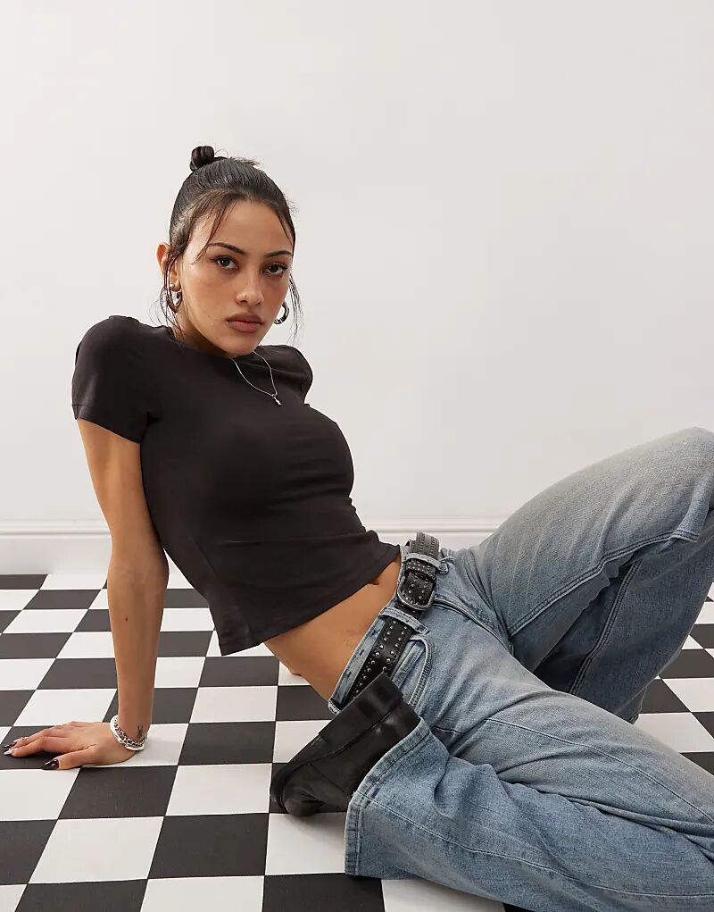 Футболка облегающего кроя темно-коричневого цвета Weekday
Футболка облегающего кроя темно-коричневого цвета Weekday