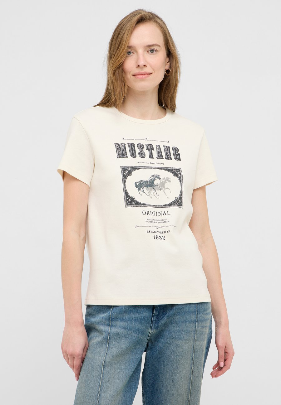 Футболка Mustang STYLE ROSEWOOD, Weiß/Off-White
Футболка Mustang STYLE ROSEWOOD, Weiß/Off-White