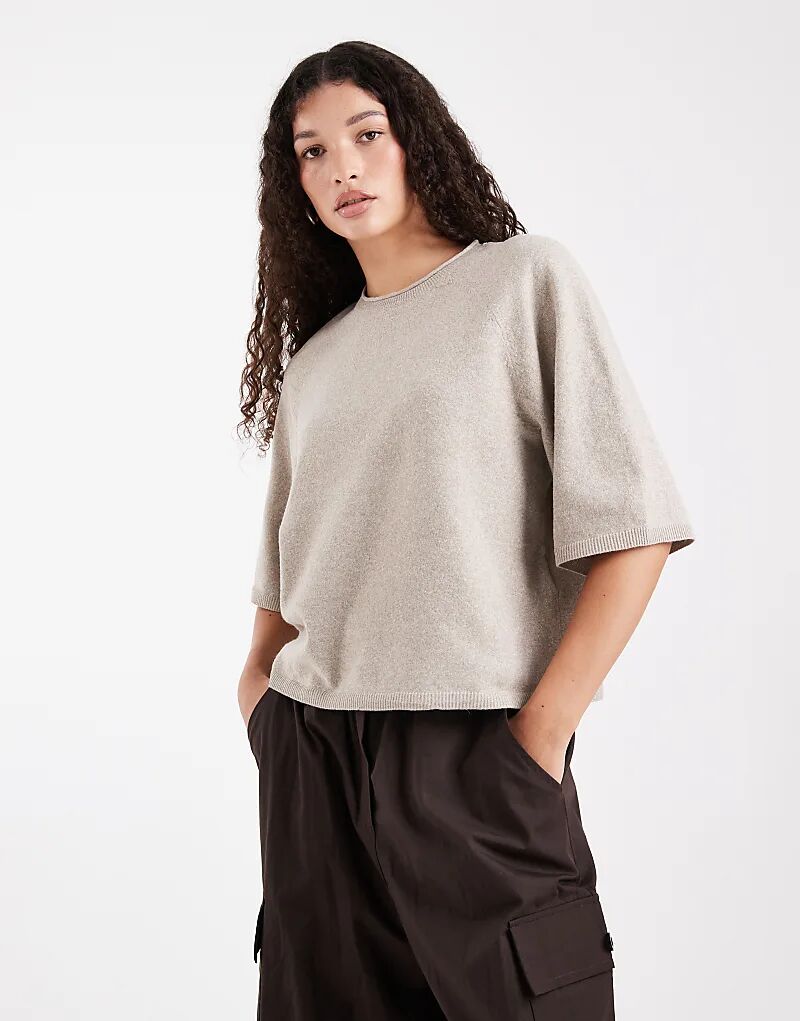 Свободный трикотажный топ с короткими рукавами в бежевом цвете.
Свободный трикотажный топ с короткими рукавами в бежевом цвете.