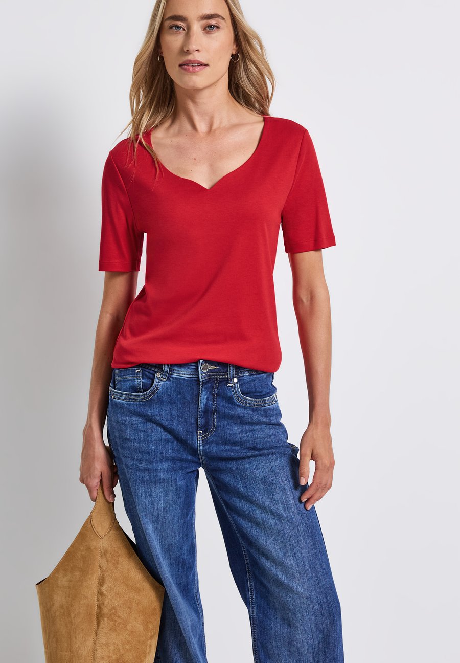 Футболка Street One MIT HERZAUSSCHNITT, Rot/Red
Футболка Street One MIT HERZAUSSCHNITT, Rot/Red
