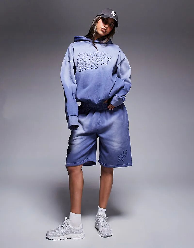 Свободные шорты с необработанным краем и логотипом Courtside, выбеленного синего цвета — часть комплекта
Свободные шорты с необработанным краем и логотипом Courtside, выбеленного синего цвета — часть комплекта