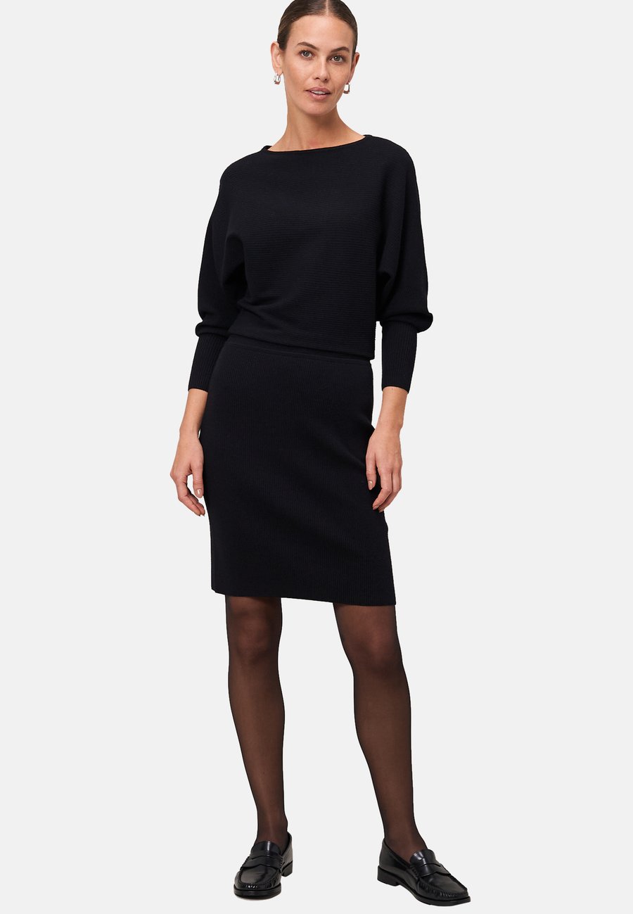 Платье zero MIT U-BOOT AUSSCHNITT, Black Beauty/Black
Платье zero MIT U-BOOT AUSSCHNITT, Black Beauty/Black