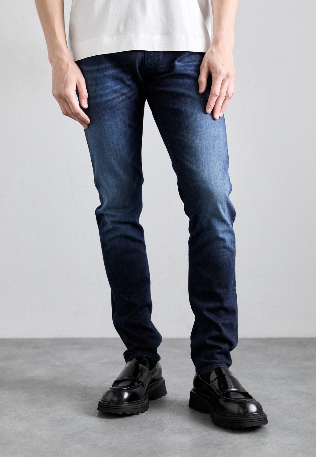 Джинсы прямого кроя POCKETS PANT Emporio Armani, цвет Medium Blue Denim
Джинсы прямого кроя POCKETS PANT Emporio Armani, цвет Medium Blue Denim