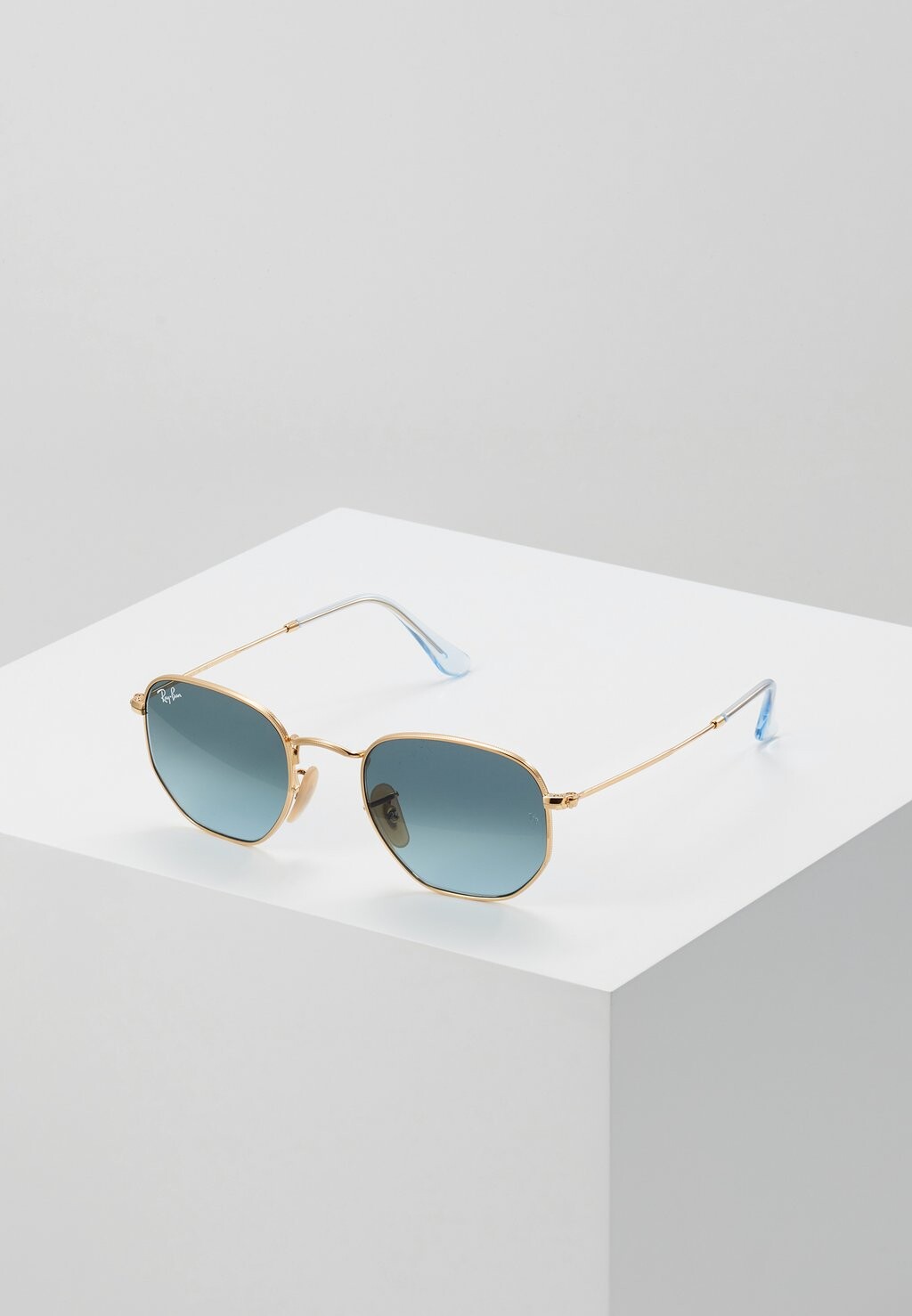 Солнцезащитные очки Ray-Ban 
Солнцезащитные очки Ray-Ban