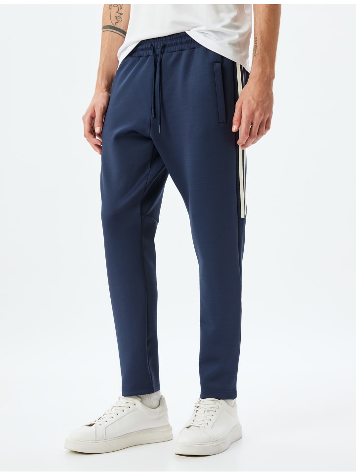 Темно-синие спортивные штаны KOTON
Темно-синие спортивные штаны KOTON