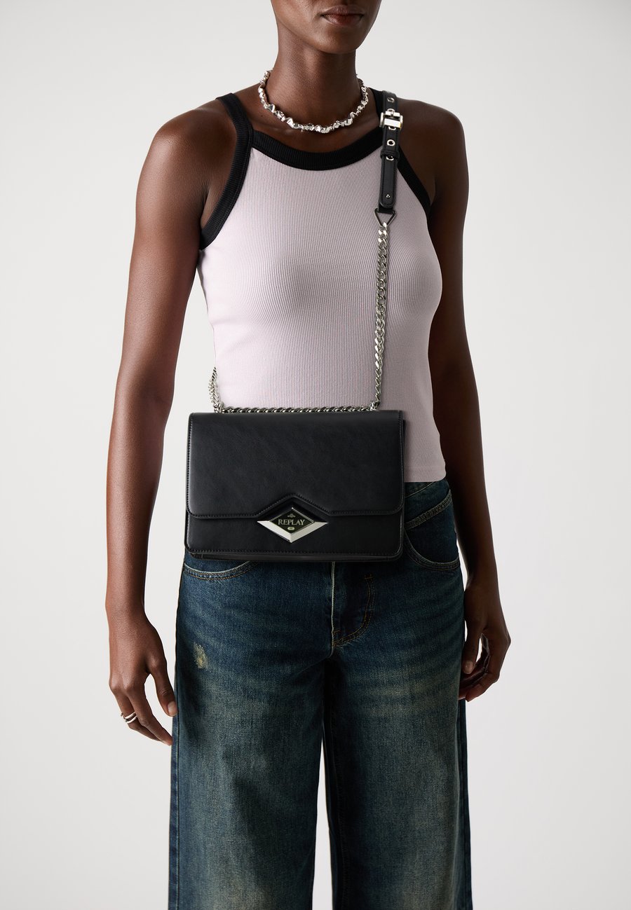 Сумка кросс-боди Replay PHOENIX RHOMBUS LOGO CROSSBODY, Black
Сумка кросс-боди Replay PHOENIX RHOMBUS LOGO CROSSBODY, Black