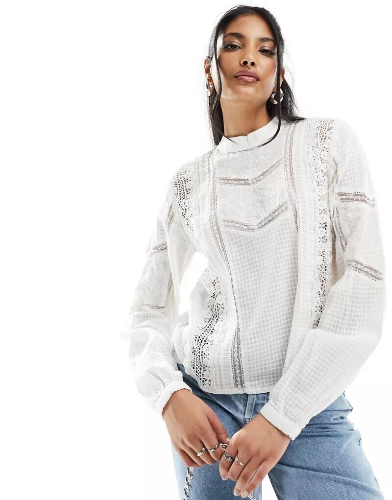 Бежевая блузка с высоким воротником и кружевной вставкой Pimkie
Бежевая блузка с высоким воротником и кружевной вставкой Pimkie