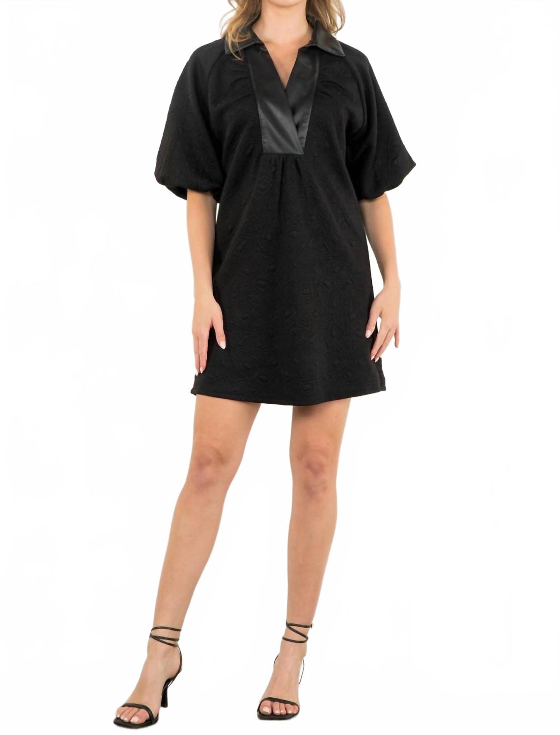 Черное платье с пышными рукавами и фактурной тканью THML
Черное платье с пышными рукавами и фактурной тканью THML