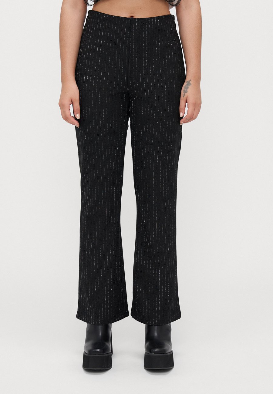 Брюки ONLY Petite ONLLISA SHINE PINSTRIPE FLARED, Black/Silver-Coloured/Black
Брюки ONLY Petite ONLLISA SHINE PINSTRIPE FLARED, Black/Silver-Coloured/Black