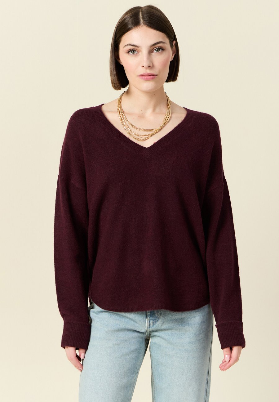 Джемпер BONOBO Jeans LANGÄRMLIGER MIT V-AUSSCHNITT, Prune/Purple
Джемпер BONOBO Jeans LANGÄRMLIGER MIT V-AUSSCHNITT, Prune/Purple