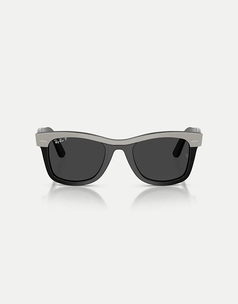 Солнцезащитные очки Ray-Ban Wayfarer в квадратной оправе с поляризованными линзами серого цвета на черном фоне 
Солнцезащитные очки Ray-Ban Wayfarer в квадратной оправе с поляризованными линзами серого цвета на черном фоне