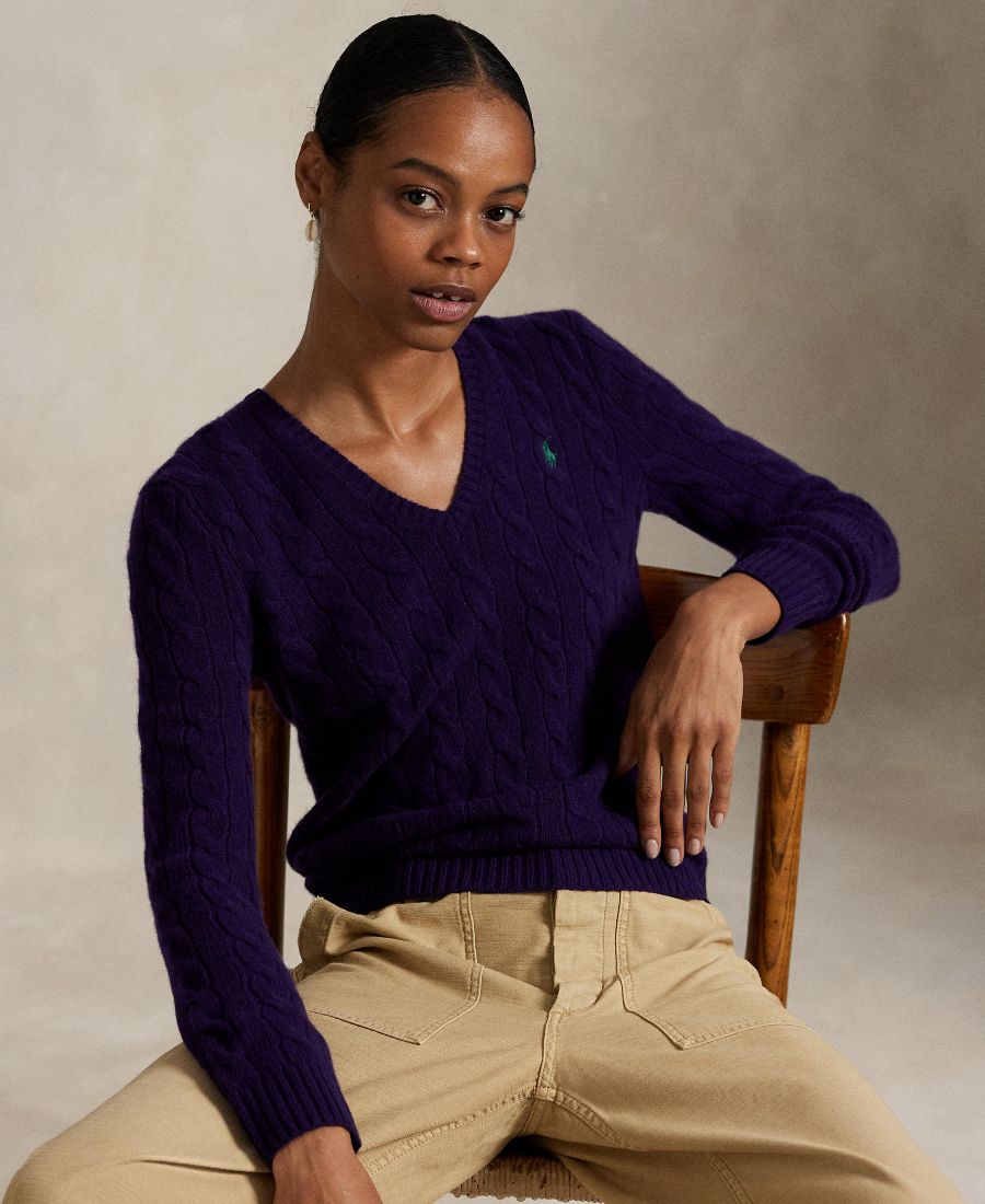 Женский свитер с V-образным вырезом из шерсти и кашемира с косами Polo Ralph Lauren, Midnight Purple
Женский свитер с V-образным вырезом из шерсти и кашемира с косами Polo Ralph Lauren, Midnight Purple