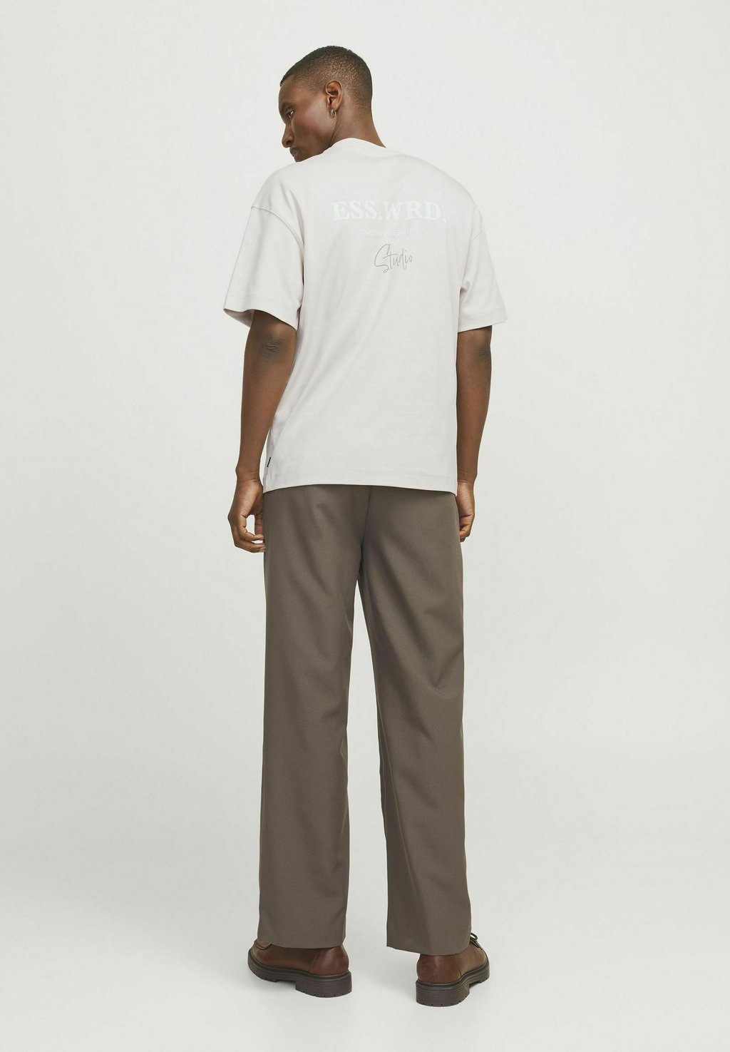 Футболка с принтом JJEURBAN EDGE STUDIO O NECK Jack & Jones, кремовый
Футболка с принтом JJEURBAN EDGE STUDIO O NECK Jack & Jones, кремовый