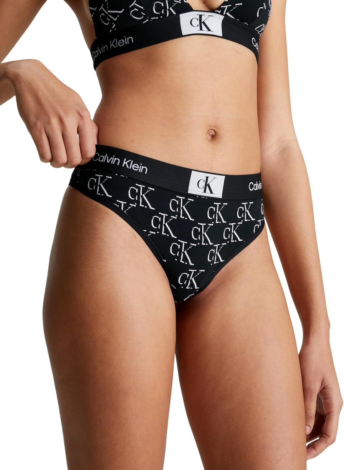 Женские стринги Calvin Klein, (Litho Ck Print+Black)
Женские стринги Calvin Klein, (Litho Ck Print+Black)