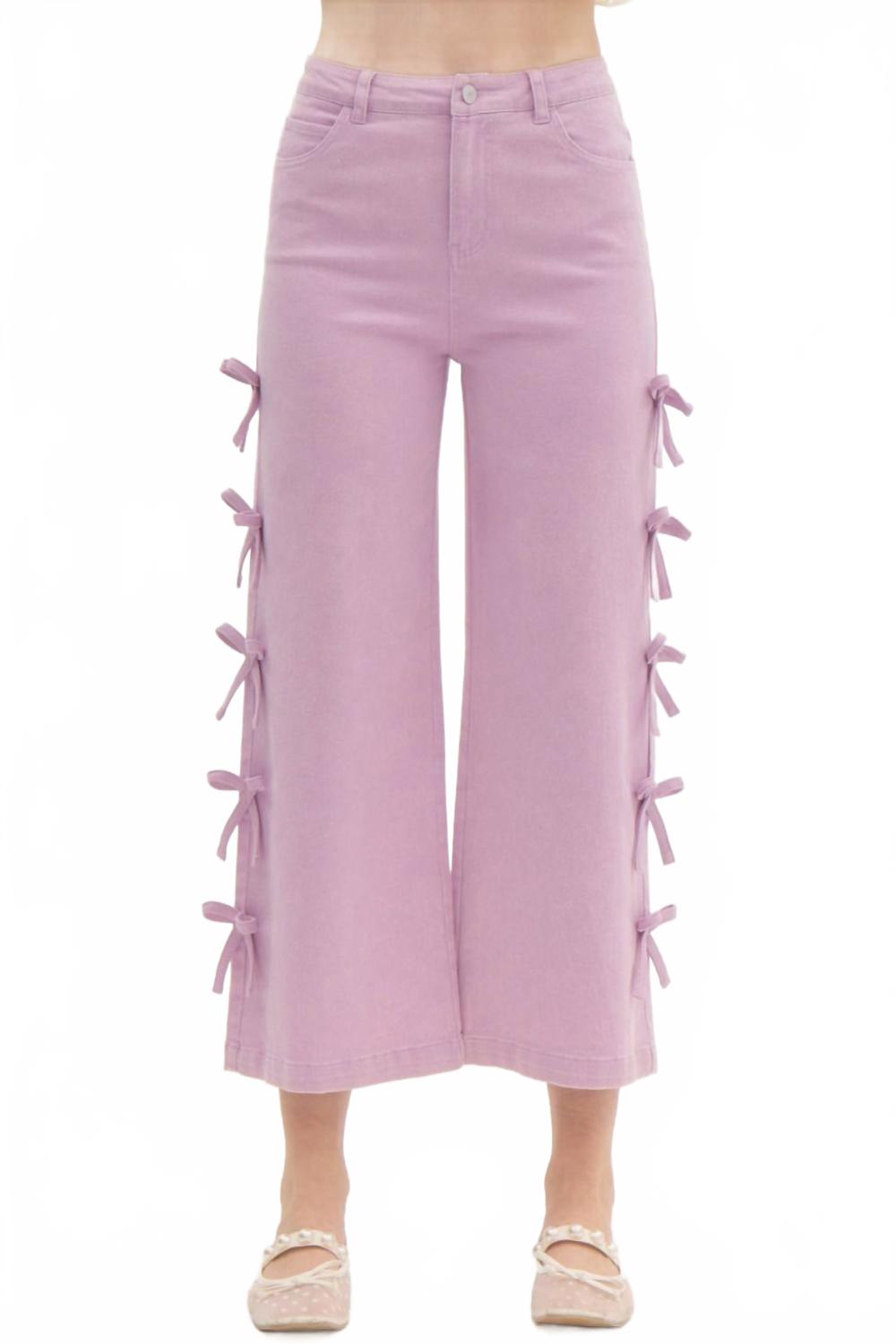 Обрезанные джинсы с мини-бантами в лавандовом цвете Entro
Обрезанные джинсы с мини-бантами в лавандовом цвете Entro