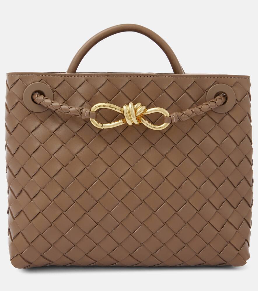 Andiamo Small Intrecciato кожаная сумка-тоут Bottega Veneta, Pinecone-M B-Pinec
Andiamo Small Intrecciato кожаная сумка-тоут Bottega Veneta, Pinecone-M B-Pinec