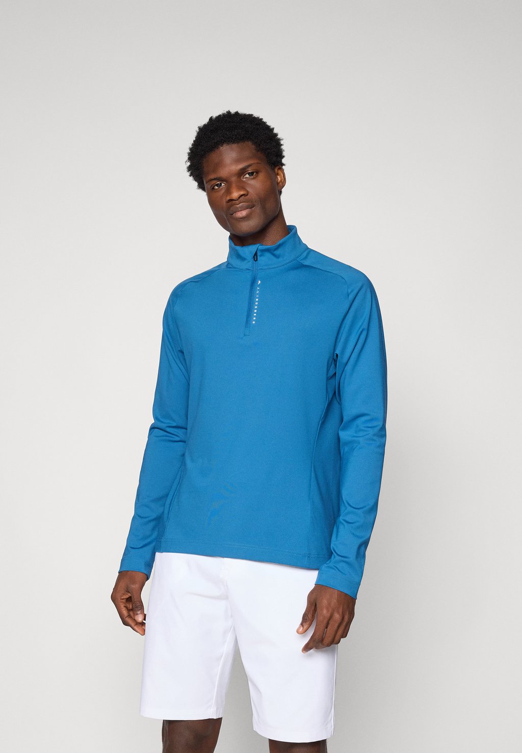 Лонгслив MATHIAS ZIP MID LAYER J.LINDEBERG Sports, темно-синий 
Лонгслив MATHIAS ZIP MID LAYER J.LINDEBERG Sports, темно-синий