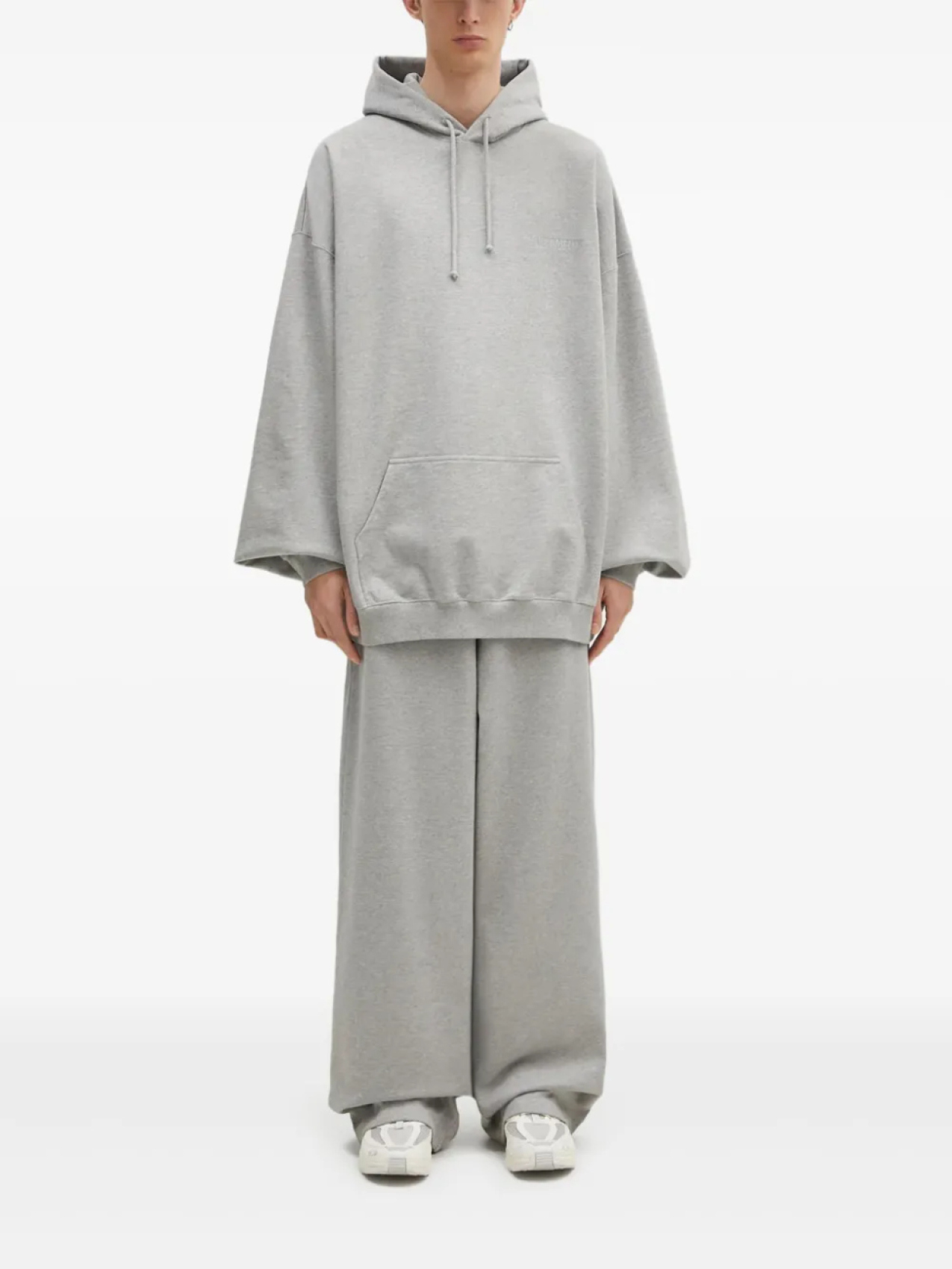 Толстовка с вышитым логотипом VETEMENTS, серый 
Толстовка с вышитым логотипом VETEMENTS, серый