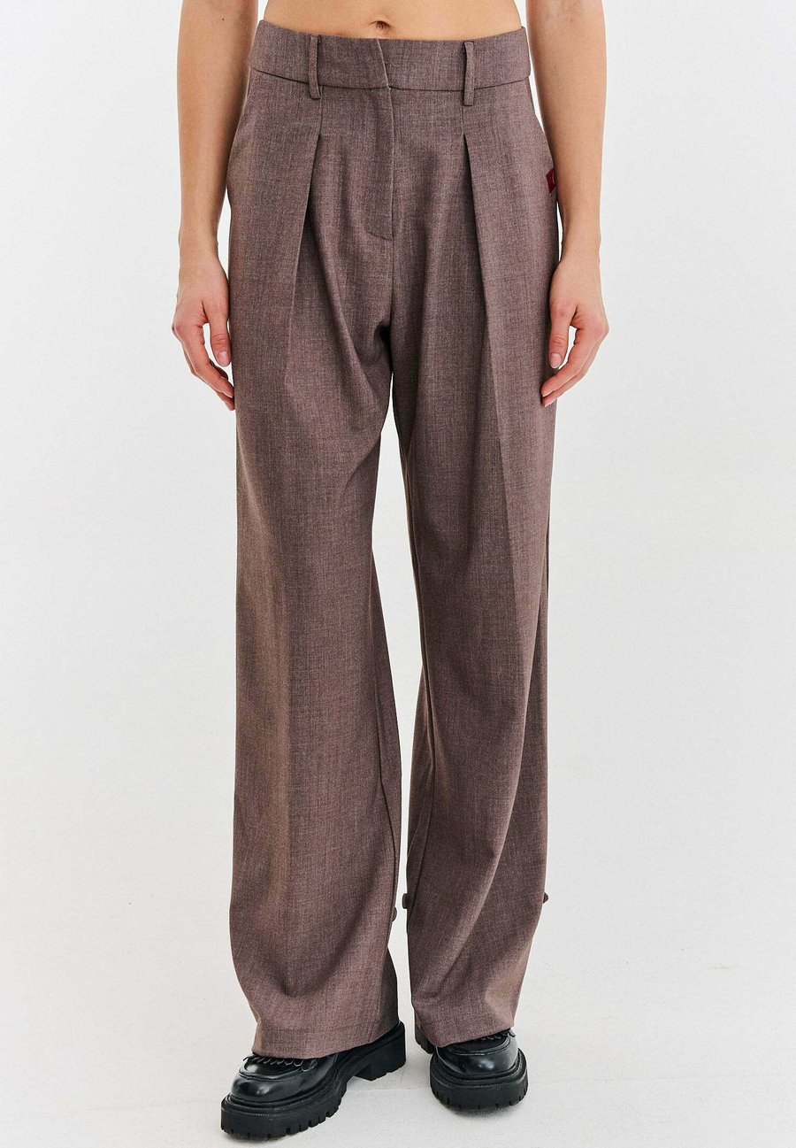 Брюки NAOKO HIDDEN DESIRE, Bronze
Брюки NAOKO HIDDEN DESIRE, Bronze