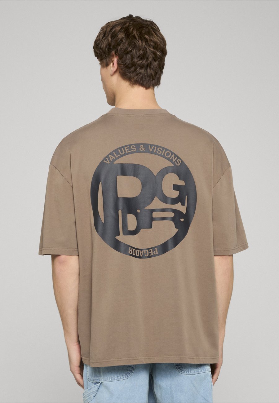 Футболка Pegador FULLAM, Washed Dust Brown/Brown, Серый, Футболка Pegador FULLAM, Washed Dust Brown/Brown
Футболка Pegador FULLAM, Washed Dust Brown/Brown, Серый, Футболка Pegador FULLAM, Washed Dust Brown/Brown