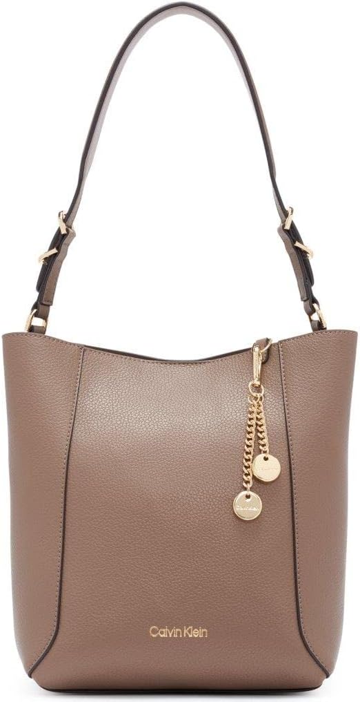 Сумка-хобо Calvin Klein Denver с перфорированным логотипом Montego, Taupe
Сумка-хобо Calvin Klein Denver с перфорированным логотипом Montego, Taupe