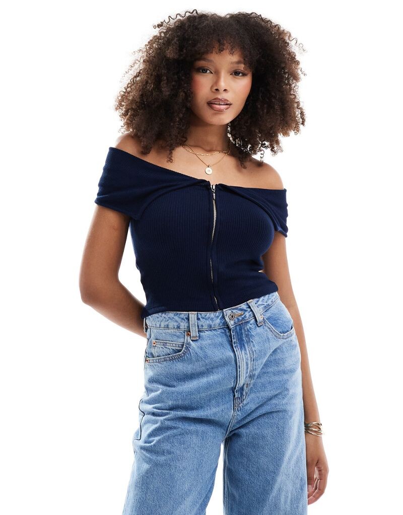 Pull&Bear – темно-синий топ с открытым воротником на молнии и воротником-стойкой на молнии
Pull&Bear – темно-синий топ с открытым воротником на молнии и воротником-стойкой на молнии