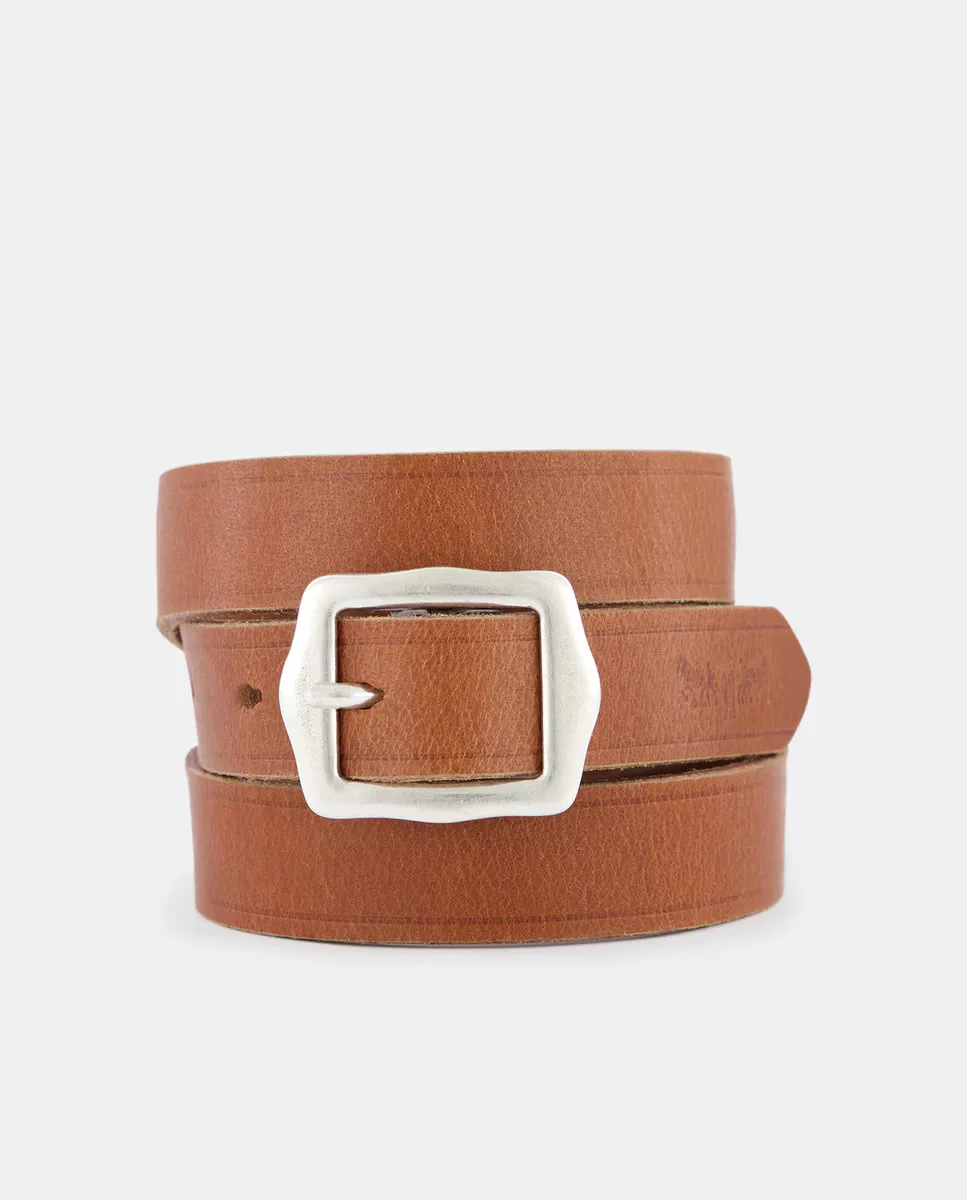 Ремень из темно-бордовой кожи с серебряной квадратной пряжкой Levi's
Ремень из темно-бордовой кожи с серебряной квадратной пряжкой Levi's