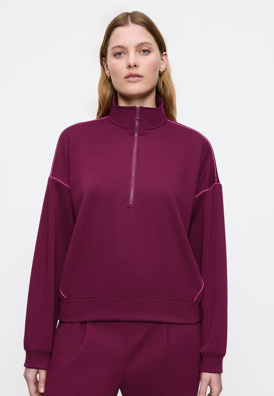 Толстовка Triumph Sweatshirt, Dark Wine/Berry
Толстовка Triumph Sweatshirt, Dark Wine/Berry