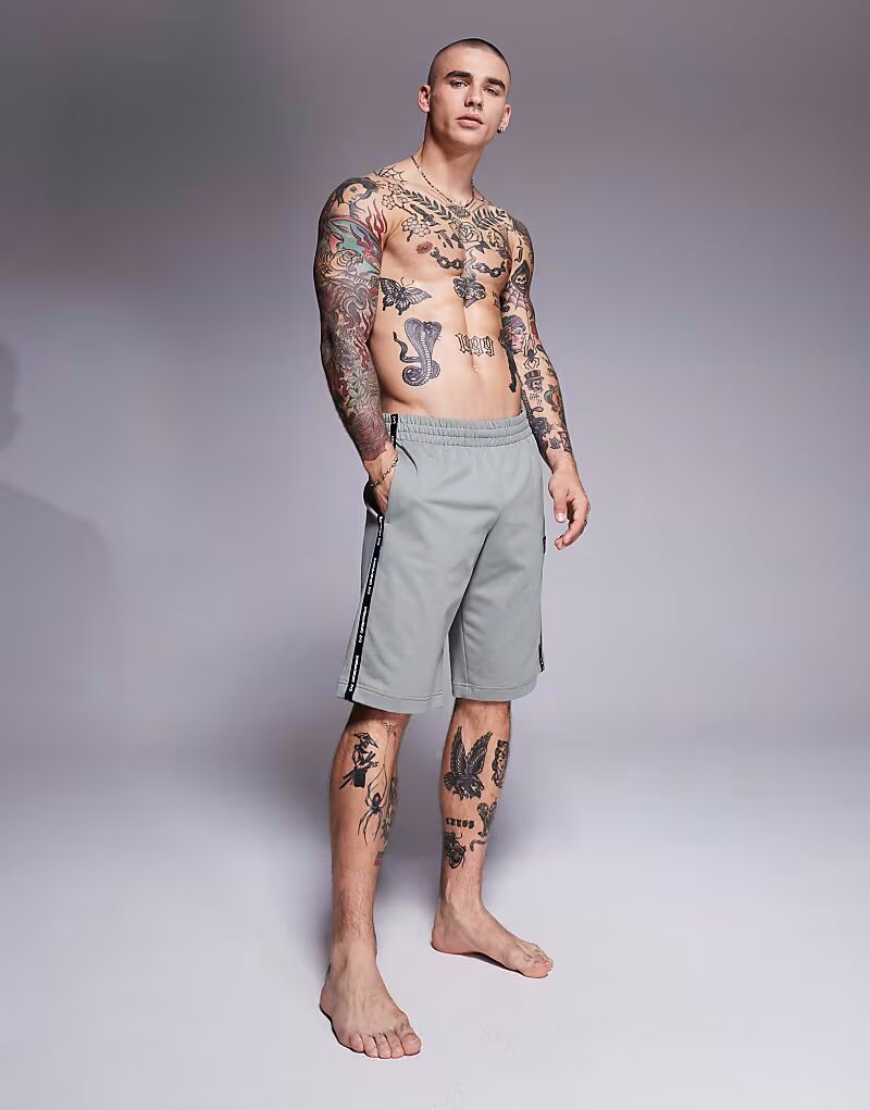 Спортивные шорты Armani EA7 с манжетами и отделкой из тесьмы с логотипом в цвете шалфейно-зеленый
Спортивные шорты Armani EA7 с манжетами и отделкой из тесьмы с логотипом в цвете шалфейно-зеленый