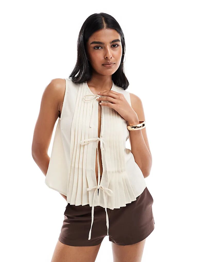 Жилет с завязками спереди, детали складок, кремового цвета
Жилет с завязками спереди, детали складок, кремового цвета