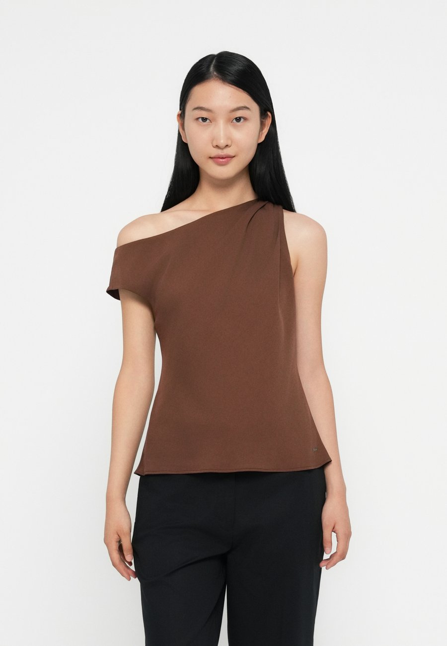 Блуза Calvin Klein ONE SHOULDER, Rocky Road/Grey
Блуза Calvin Klein ONE SHOULDER, Rocky Road/Grey