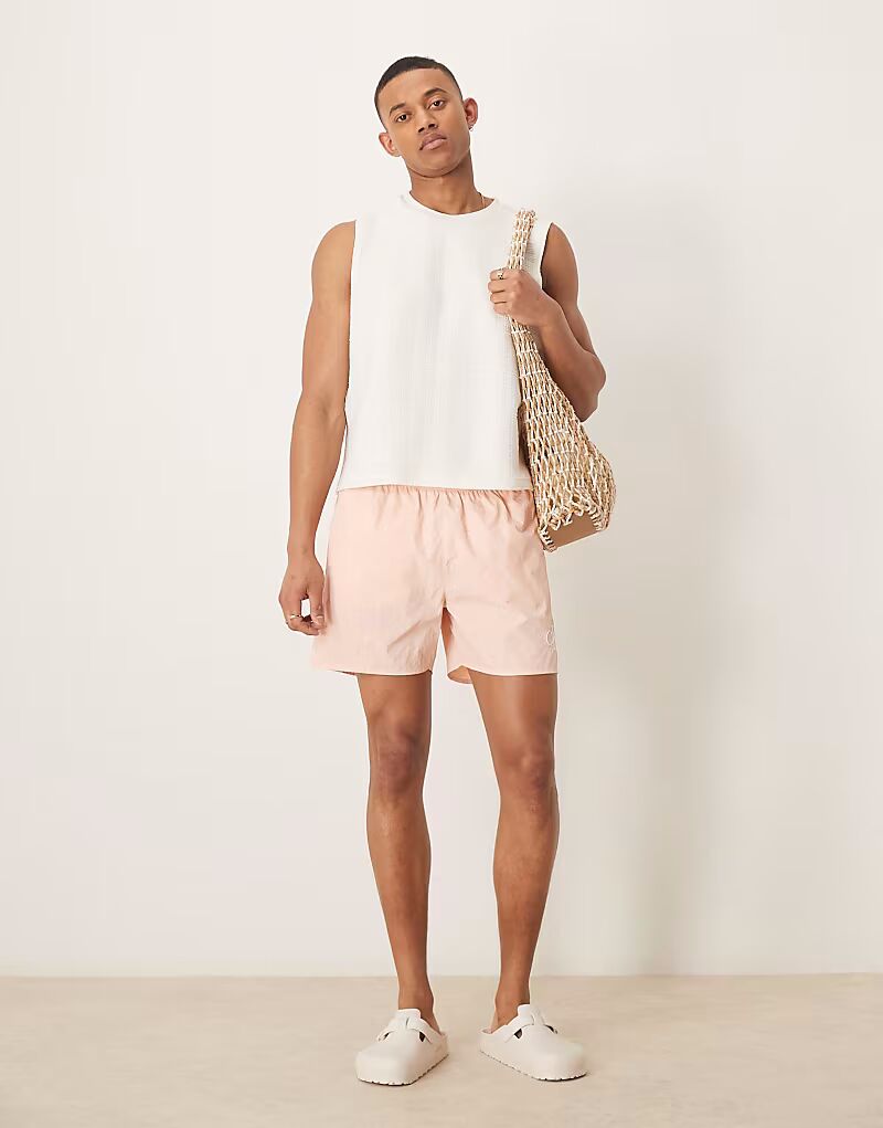 Плавки-шорты с логотипом Calvin Klein на завязках персиково-розового цвета
Плавки-шорты с логотипом Calvin Klein на завязках персиково-розового цвета